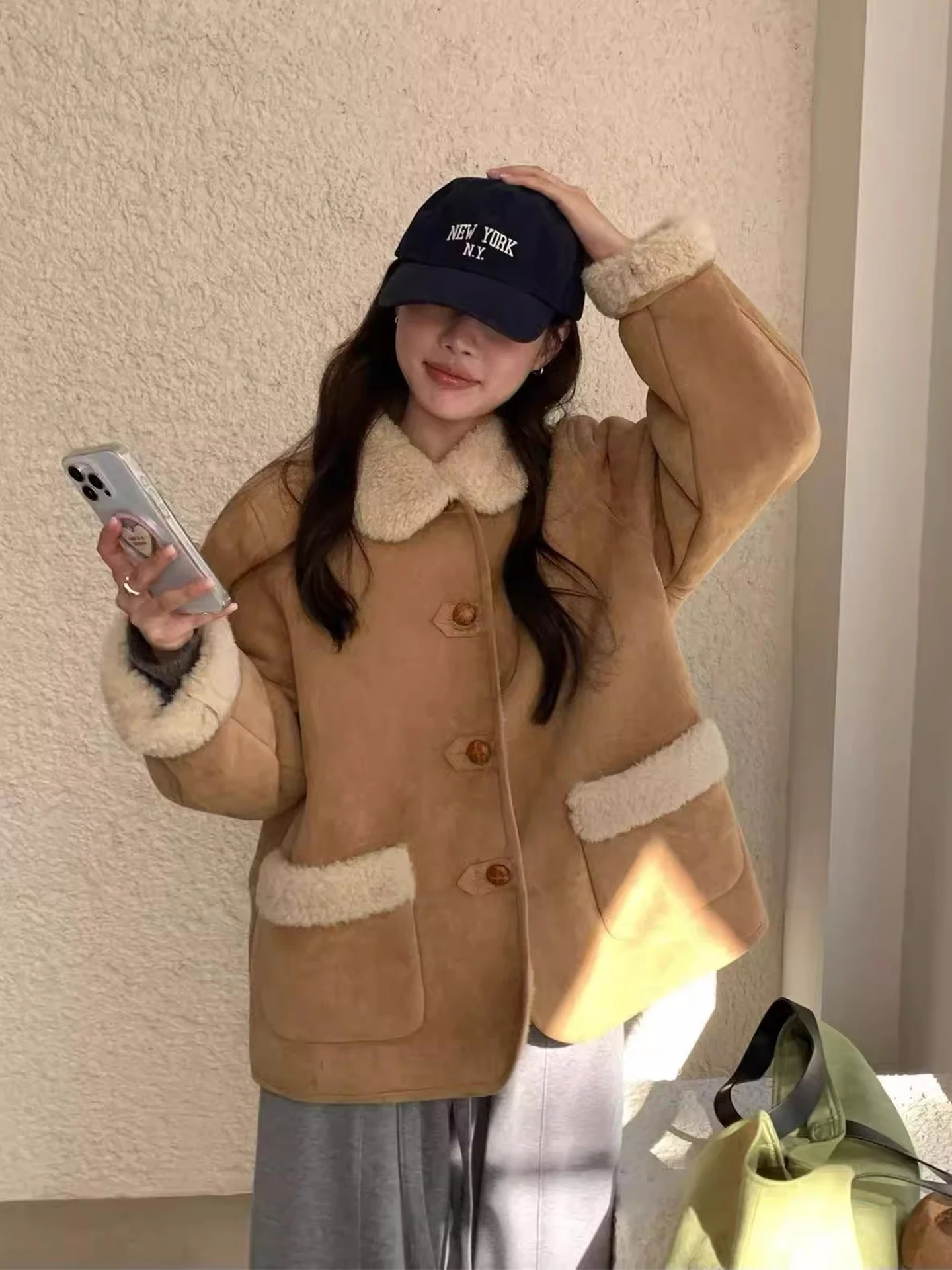 เสื้อแจ็คเก็ตผ้าฝ้ายผู้หญิงสไตล์เรโทร แต่งขนแกะ ปิดกระดุมเม็ดเดียว ตัดต่อผ้า ดีไซน์ใหม่สำหรับฤดูหนาว ทรงหลวม แขนยาว