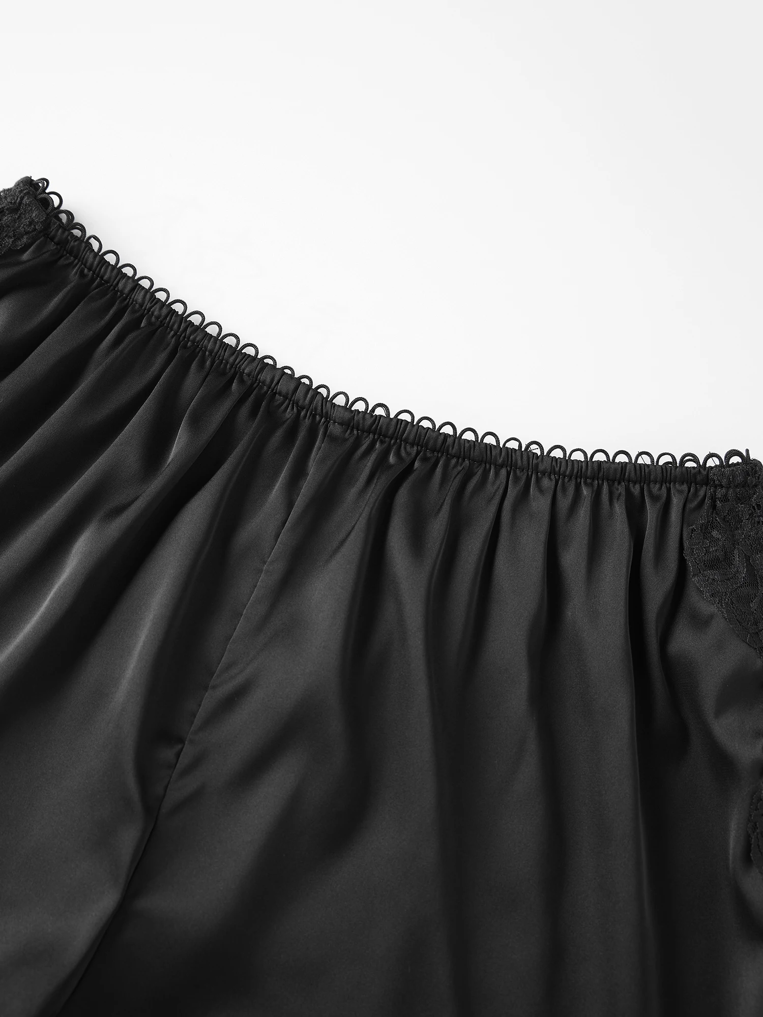 Elegante pigiama da donna con bordi in pizzo e comoda cintura elastica per rilassarsi a casa o rilassarsi in stile