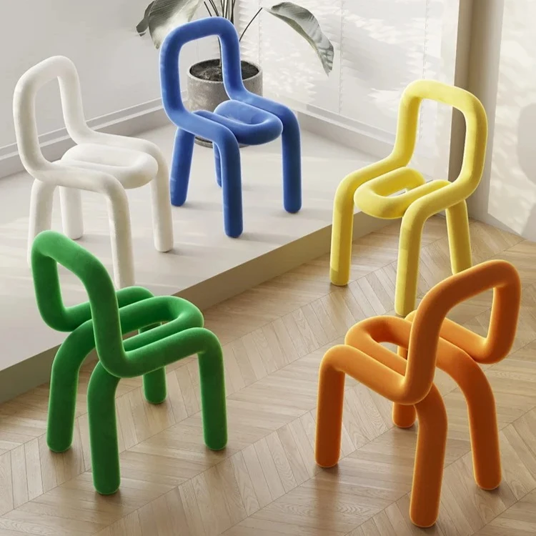 Silla de comedor curvada de inspiración nórdica con lujoso tapizado, tocador de dormitorio con respaldo de apoyo