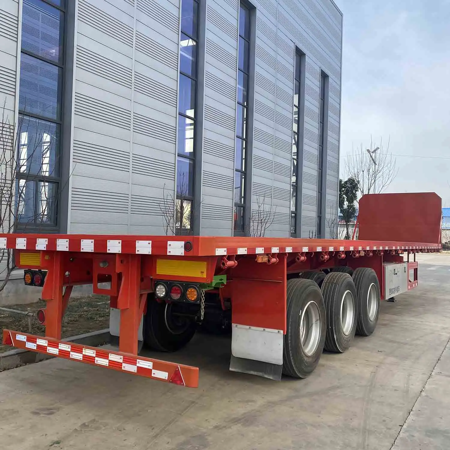 JKG45Ft 40Ft سعر المصنع نصف مقطورات فولاذية 3 محاور سرير مسطح مقطورة مسطحة للبيع