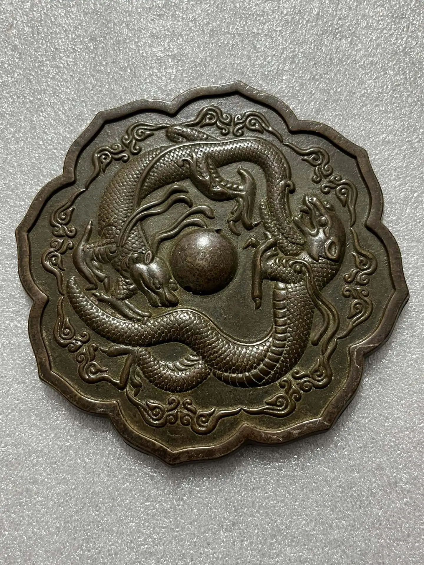 Exquisite Decoration Antique Petal-shaped Bronze Mirror Dragon Pattern Engraving Technology Classic Workmanship Home Crafts