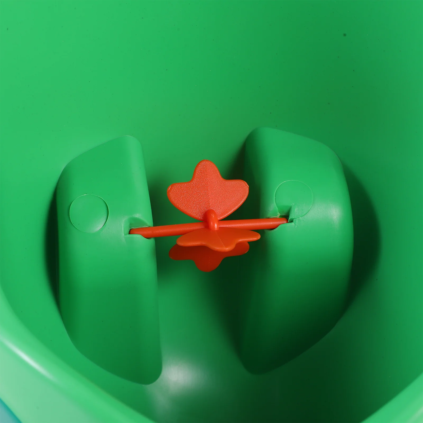 قعادة مبولة للأطفال على شكل ضفدع كرتوني للأولاد أداة تدريب مثبتة على الحائط مع تصميم طاحونة هوائية قعادة واقفة للأولاد ومدرب تبول المرحاض