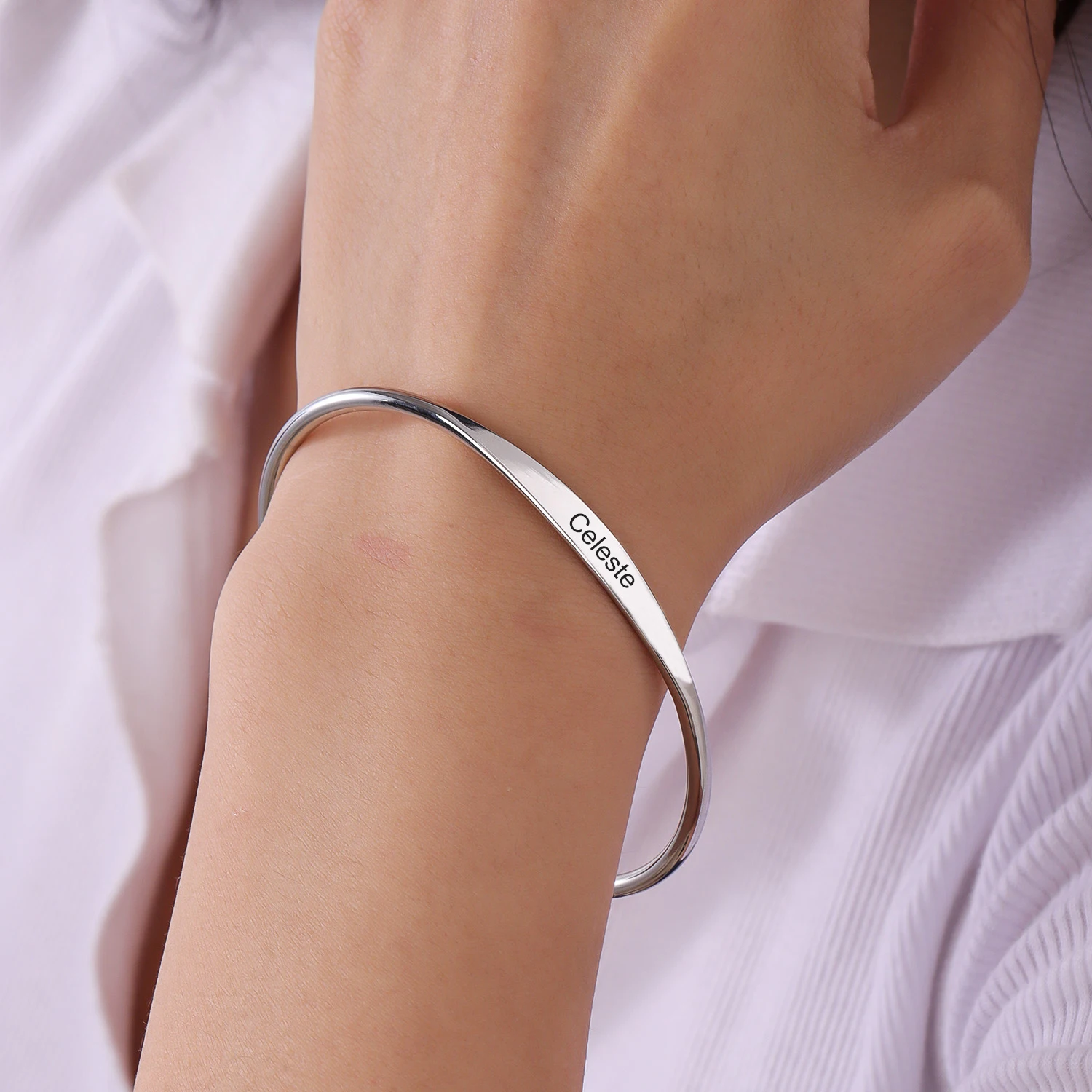 اسم مخصص الكفة سوار مفتوح الإسورة محفورة شخصية 18K مطلية بالذهب الفولاذ المقاوم للصدأ هيبوالرجينيك مجوهرات هدية لها