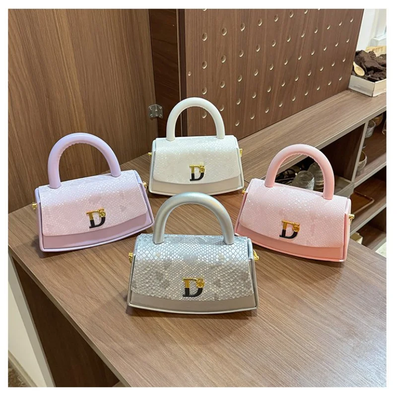 프리미엄 가죽으로 제작된 패셔너블한 여성 핸드백, 파리 캐주얼 데일리룩을 자랑합니다 ​