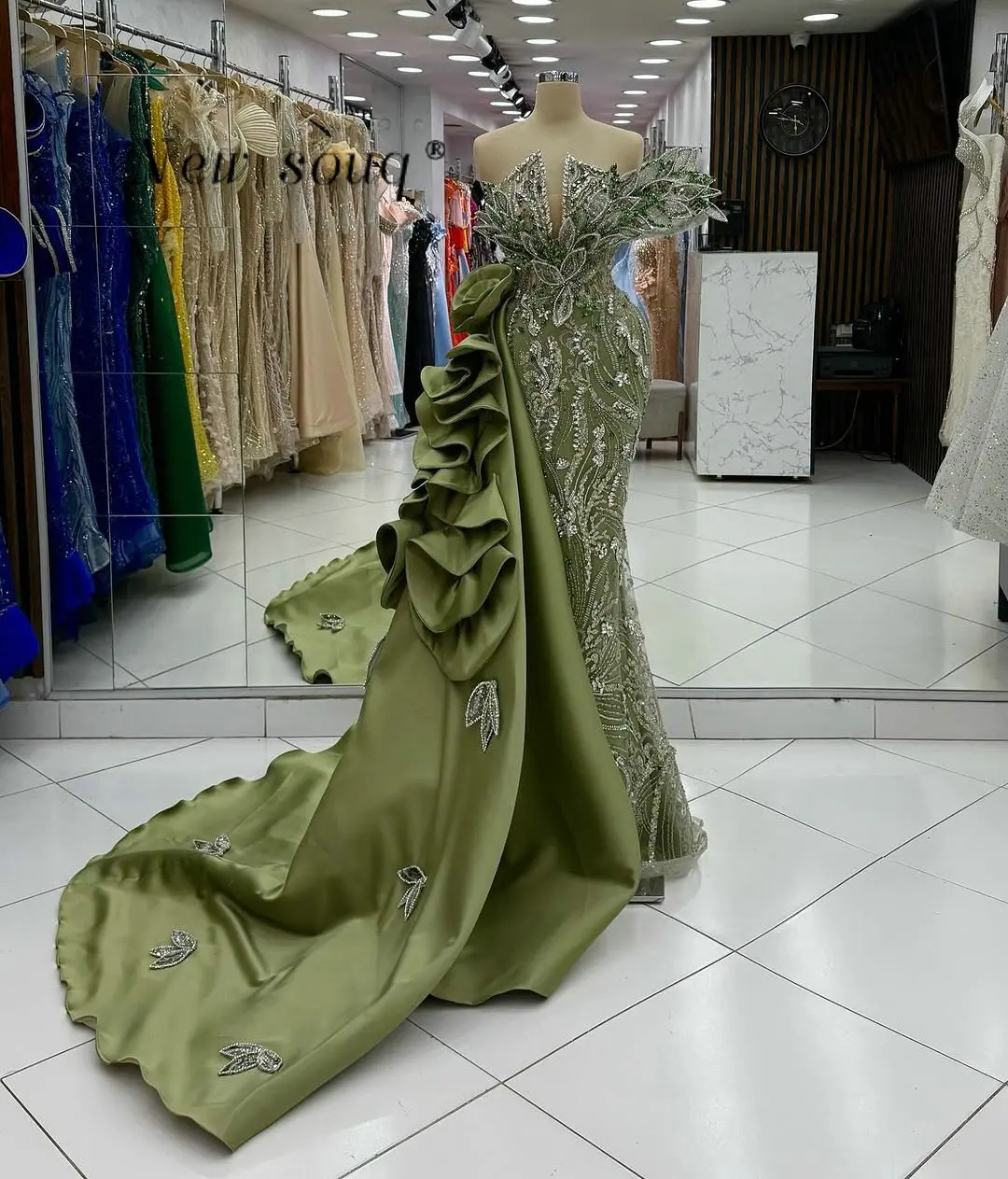 2026 Farngrüne One-Shoulder-Meerjungfrau-Abschlussballkleider mit seitlicher Satin-Schleppe, maßgeschneiderte Dubai-Hochzeitsabendkleider mit glitzernden Pailletten