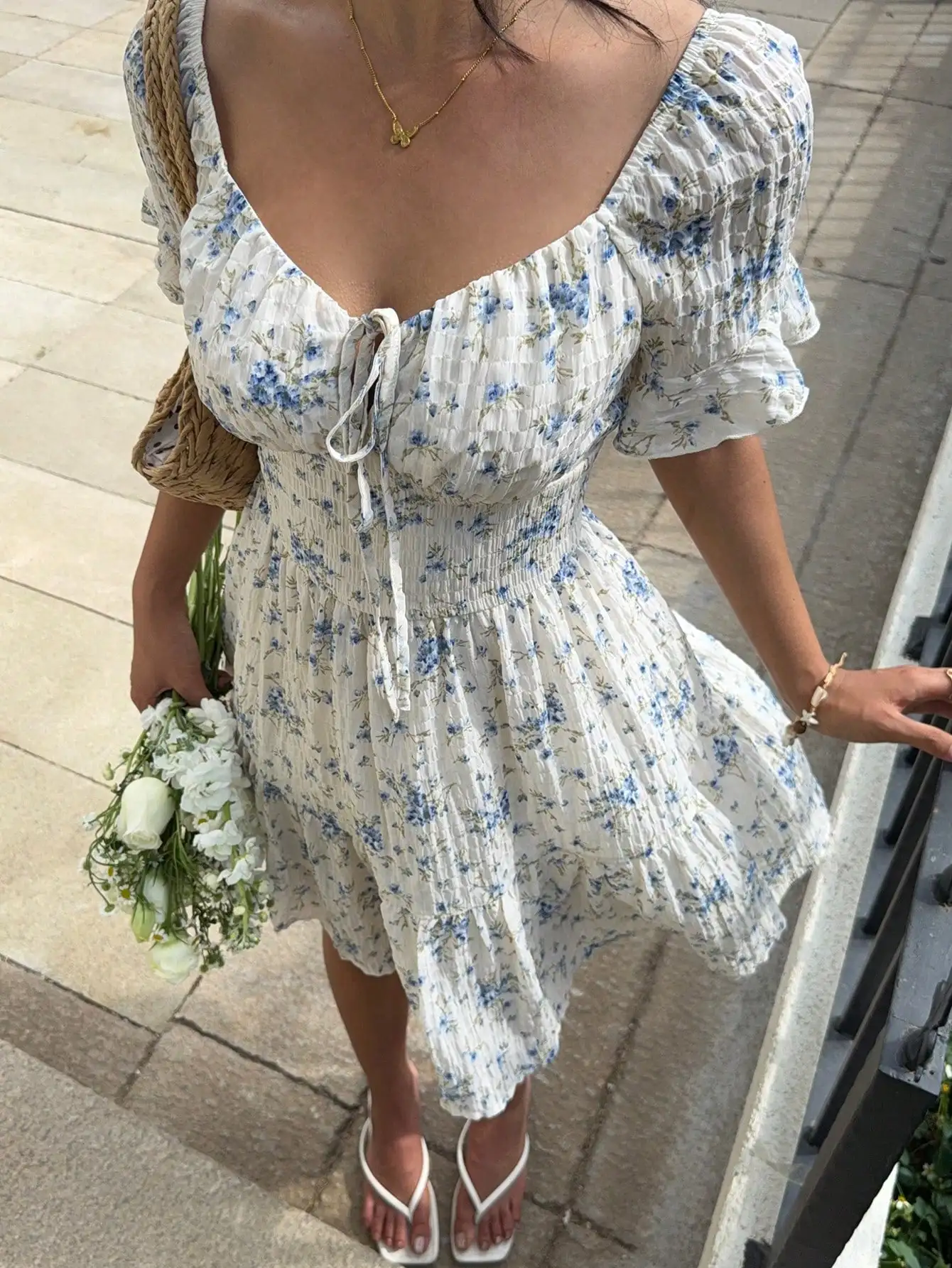 

Женское синее мини-платье с цветочным принтом, присборенной талией и пышными рукавами