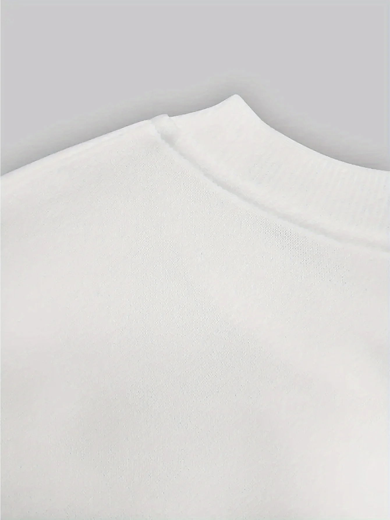 سويت شيرت نسائي ميكي وميني، دونالد داك، جوفي بلوتو ودونالد داك كاسل، بلوفر رسمي للمنتجع العالمي باللون الرمادي الناعم