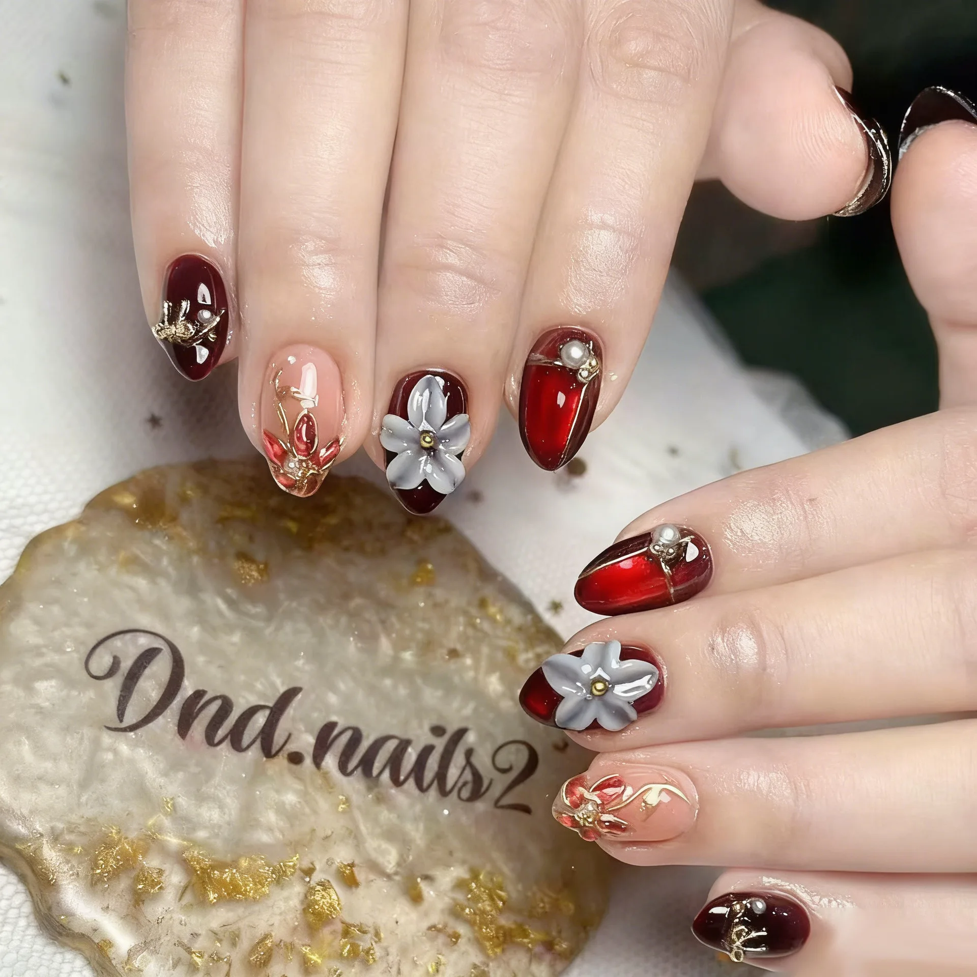 

24Pcs Short Almond Wearable Press on Nails Red Cat's Eye 3D Flower Fake Nails Golden Bow Line Pearl Full Cover False Nails Tips