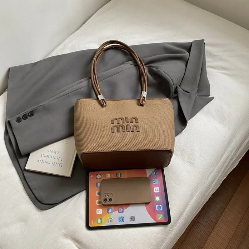 

Casual Simple Women's Bag In Durable Vegan Leather With Crossbody Strap For Ethical And Everyday Use