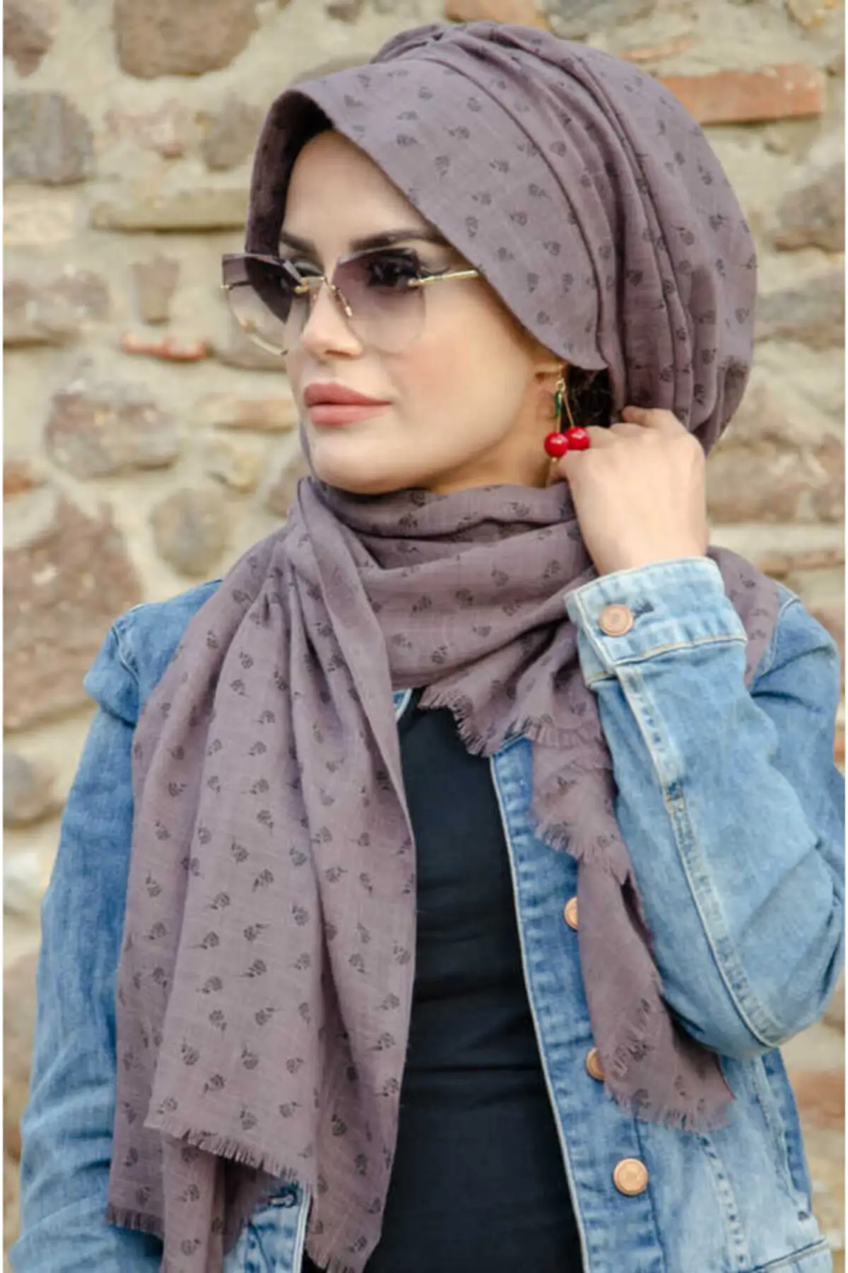 Женская шапка с дымчатым цветочным рисунком