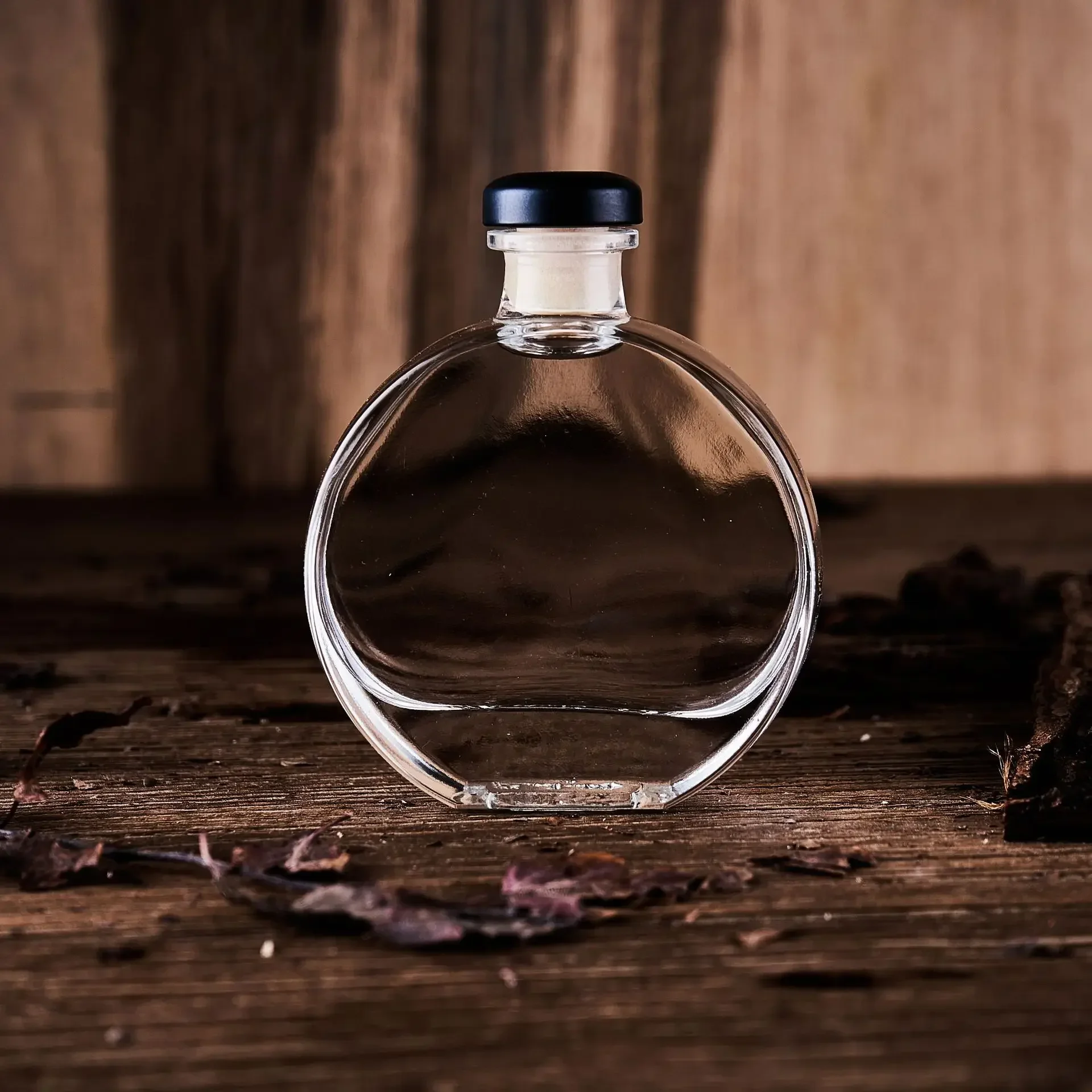 Round Shaped Whiskey Decanter for Liquor, Scotch Bourbon, Easy Carry, Lead-Free Glass, Outdoor, 50ml