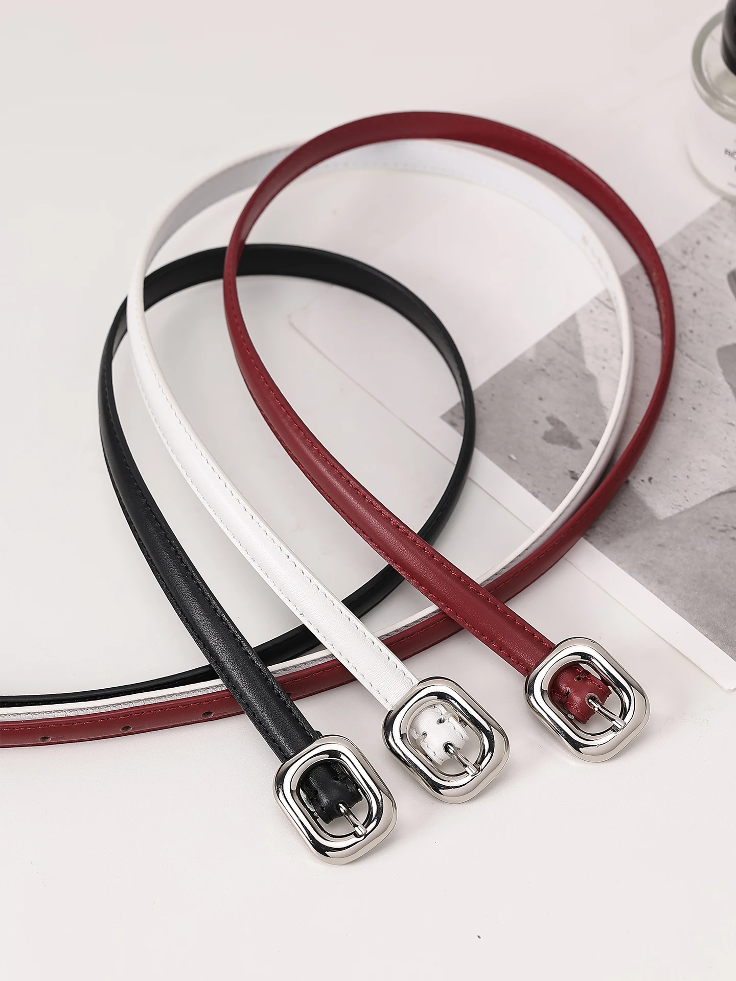 マルチカラーベルトファッショナブルな韓国スタイルのスクエアバックルウエストアクセサリー女性用ジーンズやスカートに適しています