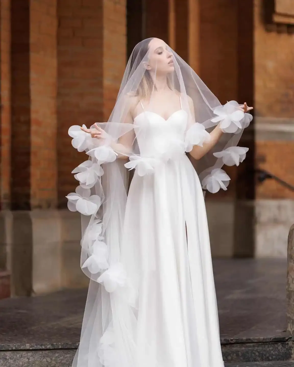 

Elegant Wedding Bridal Veil Handmade Flowers Two Layer Long Cathedral Length Veils Applique Edge Bride Accessories Customized