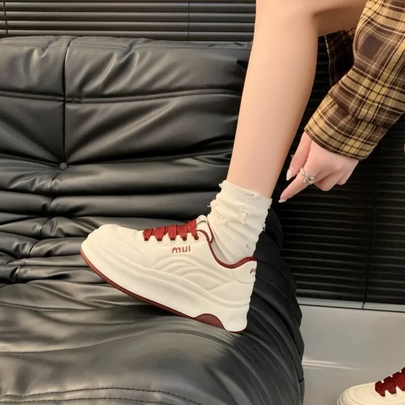 Scarpe bianche con suola spessa da donna, nuove scarpe versatili da tavolo in pan di pan di spagna autunnali 2024, scarpe sportive casual che aumentano l'altezza