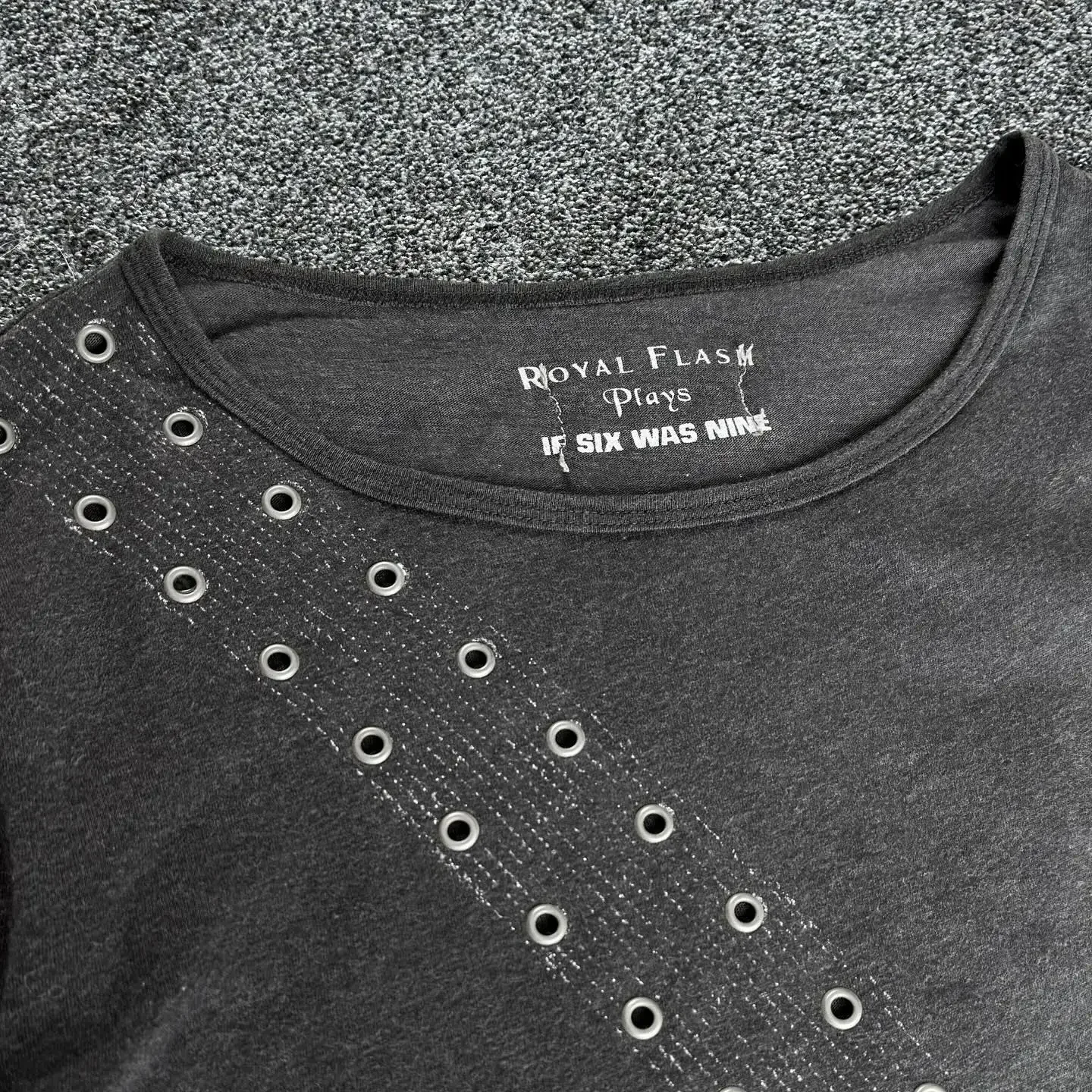 Camiseta holgada con estampado de guitarra estética clásica coreana, elementos de remache, manga larga Y2K, informal, para todos los días, moda para parejas, Top Kawaii