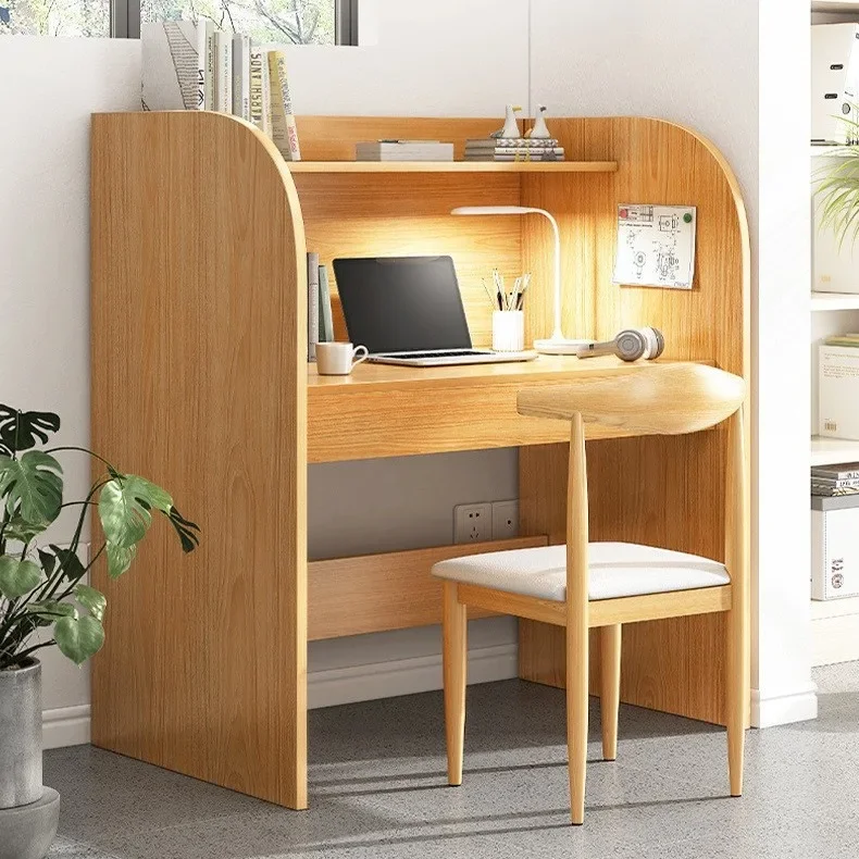 يأخذ الطلاب المكتبيون لغرفة الدراسة الذاتية امتحانًا للكمبيوتر البسيط المختلط ذو التقسيم المغلق البسيط