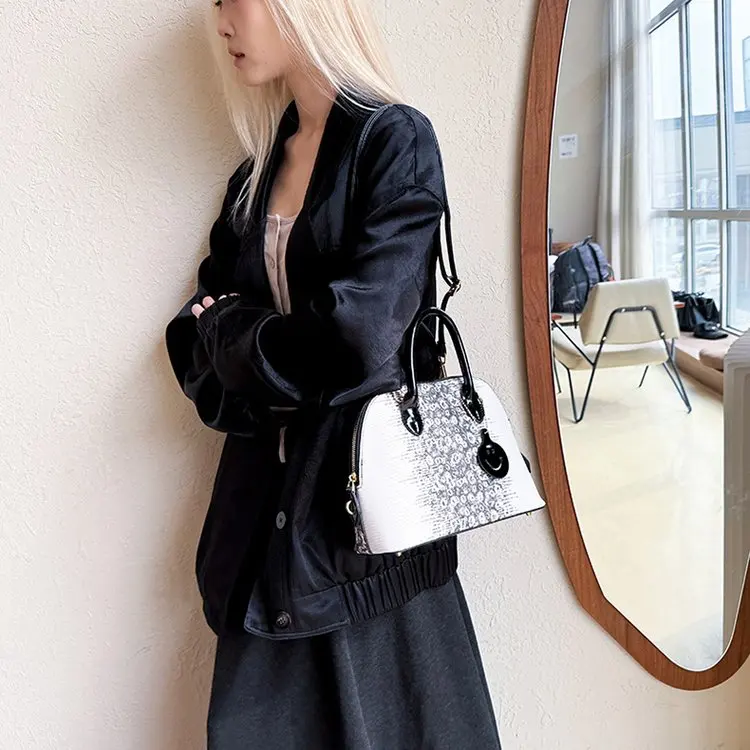 

Практичная и стильная сумка для подгузников для женщин, элегантная сумка через плечо, дизайнерская кожаная сумка-тоут, минималистичный винтажный стиль, однотонная.