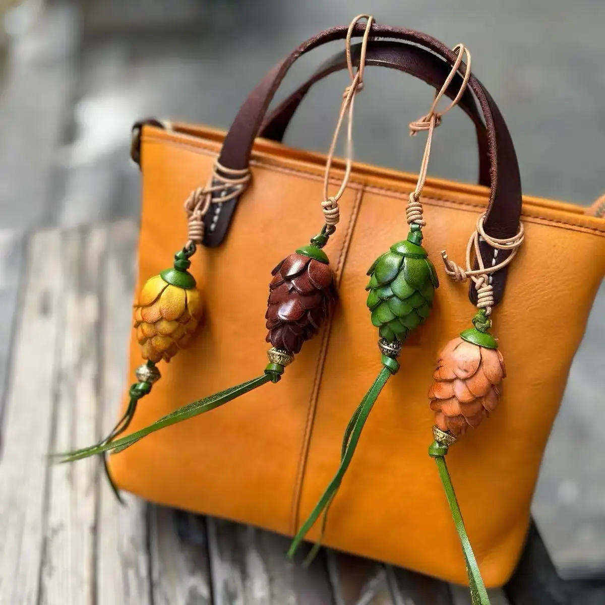 

Подвеска для сумки из натуральной кожи в форме шишки, забавный объемный шарм для сумки, брелок для ключей от автомобиля, маленький аксессуар для сумки в виде ореха