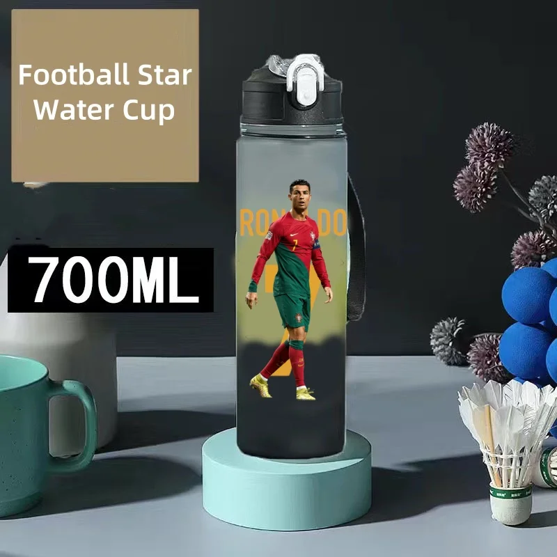 Gobelet à eau avec couvercle rabattable pour sports de plein air, bouteille portable avec paille, football star de la tica, Messi Ronaldo Kylian Mbappe Neymar, 700ml