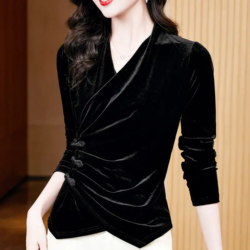 T-shirt ajusté à col en v pour femmes, vêtements de printemps, nouvelle chemise noble de style étranger avec boucle à disque, haut noir à bascule intérieure, 2025