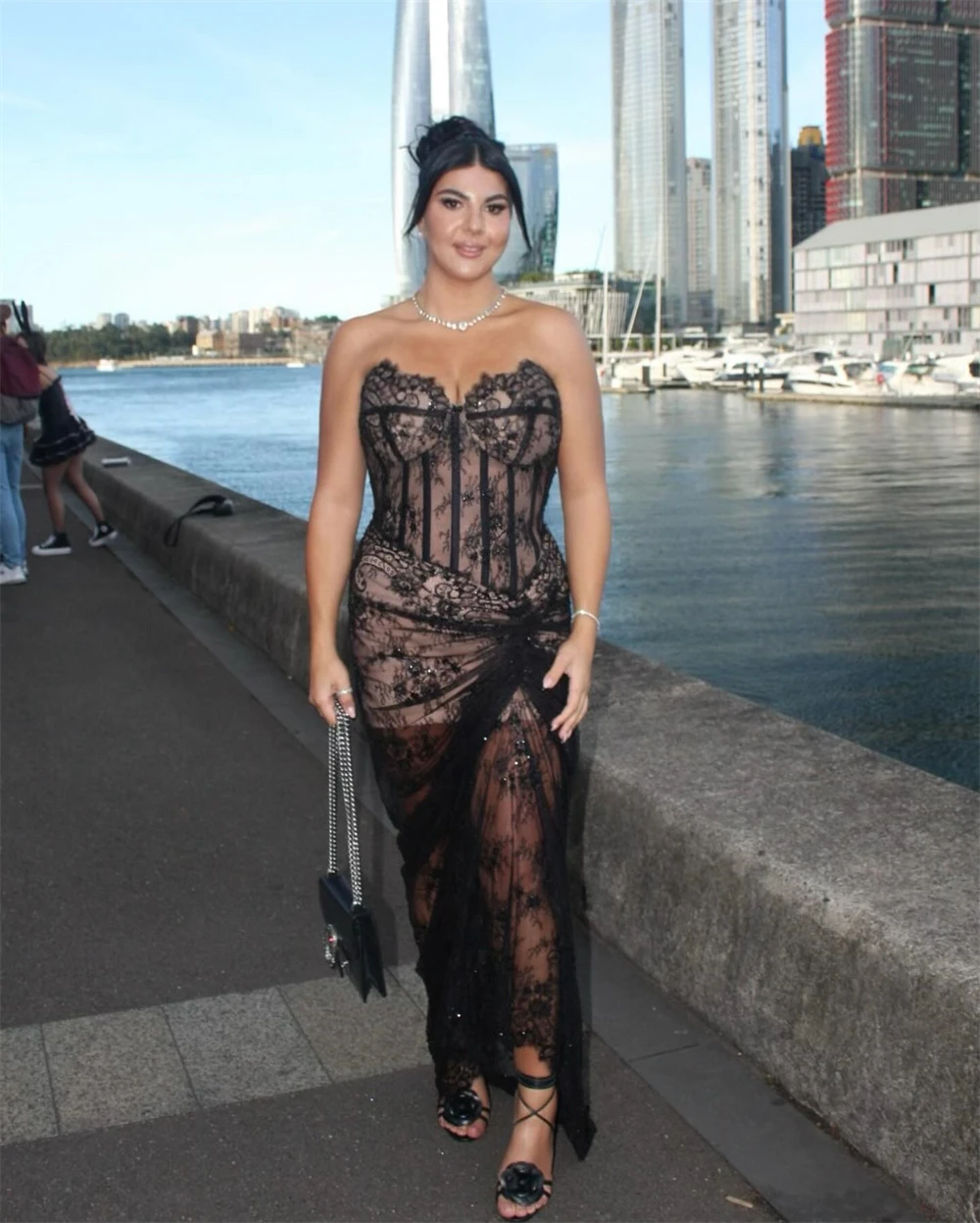 

Customized Modern Black Lace Evening Dress Classic Strapless Sleeveless Homecoming Dress Elegant Sweep Train Vestido De Festa