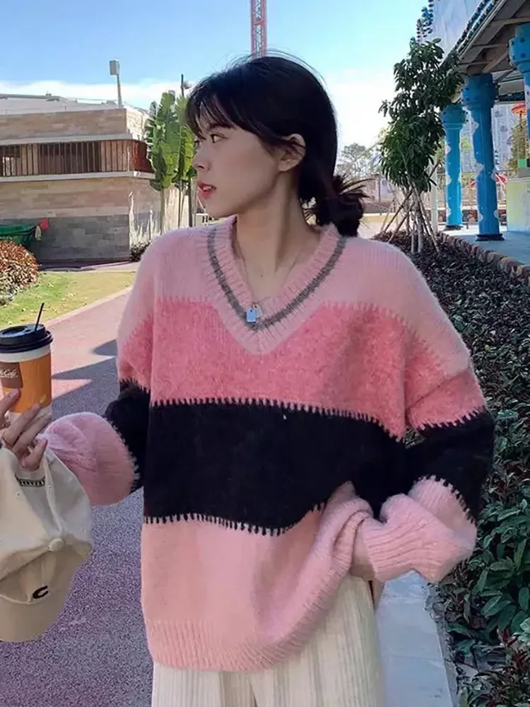 Sweter damski z dekoltem w serek, kontrastowymi kolorami, dzianinowy, modny, luźny, typu baggy, patchworkowy, z długim rękawem, miękki.