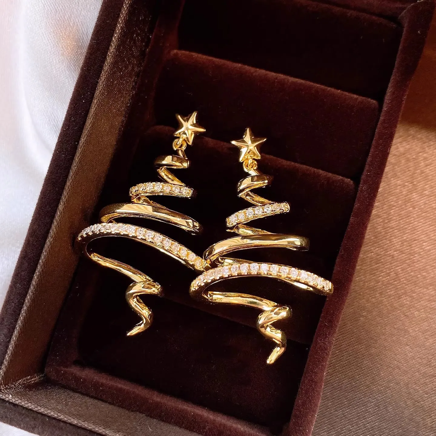 Kreative goldene Linien-Weihnachtsbaum-Ohrhänger für Damen, modische Stern-Ohrringe, Accessoires, Schmuck, Mädchen-Geschenke, Party, Freizeitkleidung – Detail 4