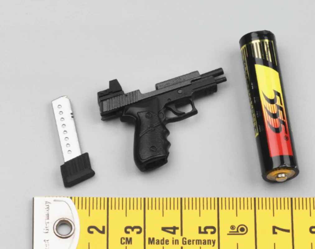 

ES 26045B Easy&Simple 1/6 Scale Soldier P-226 Pistol Model