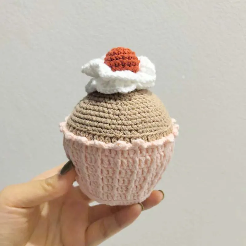 พวงกุญแจโครเชต์แฮนด์เมดสุดน่ารัก ตุ๊กตาถักนิตติ้งรูปคัพเค้กการ์ตูน จี้ห้อยกระเป๋า รถยนต์ หรือกระเป๋าเรียน