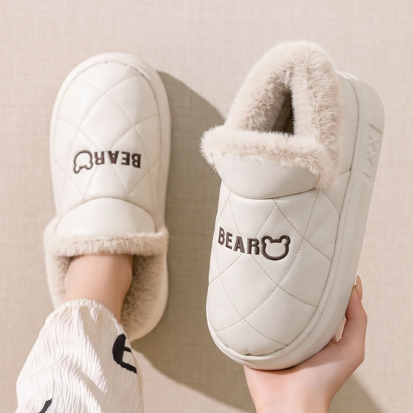 Winter Wasserdichte Hausschuhe für Damen und Herren, Warme Plüsch-Hausschuhe mit Dicker Sohle, Bären-Stickerei, Rutschfeste Indoor-Baumwoll-Fell-Schuhe – Detail 12