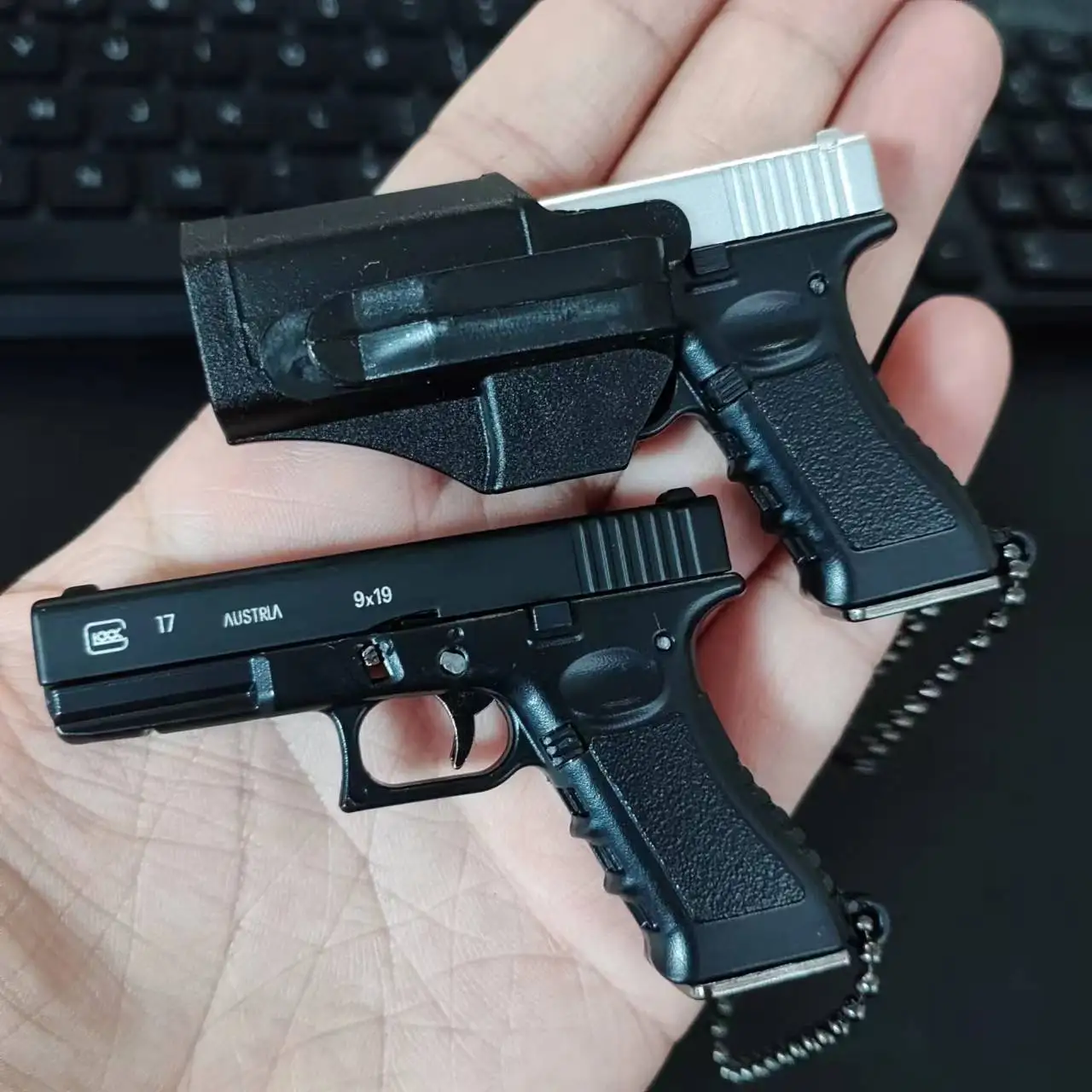 1:3 G17 Miniature Pistol Model With Holster Metal Toy Gun Detachable DIY Semi-alloy Keychain Pendant Ornaments Children's Toy