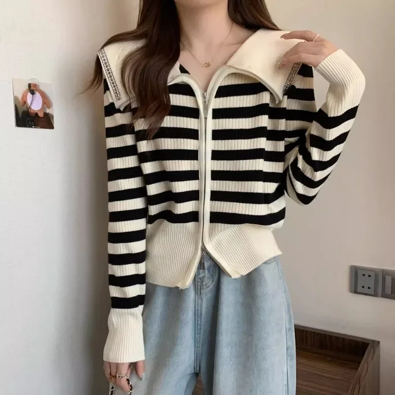 

Новое поступление осени-зимы 2025 года — женский вязаный кардиган в полоску с воротником темно-синего цвета: свободный короткий модный свитер с двойной молнией