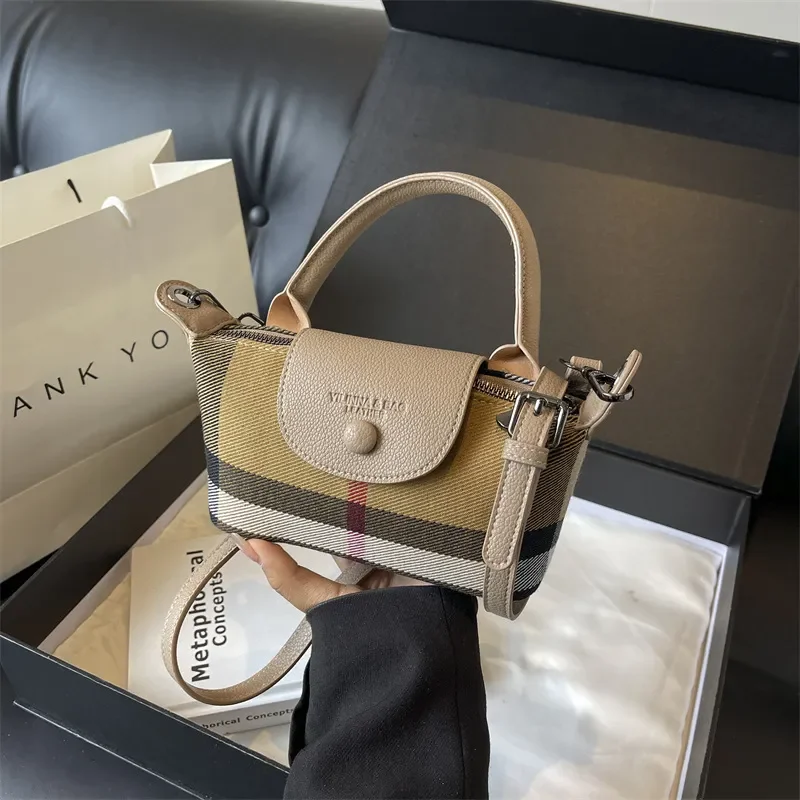 

Бесплатная доставка 2025: дизайнерская повседневная сумка-мессенджер через плечо с клапаном, маленькая квадратная сумка для женщин, белая/черная