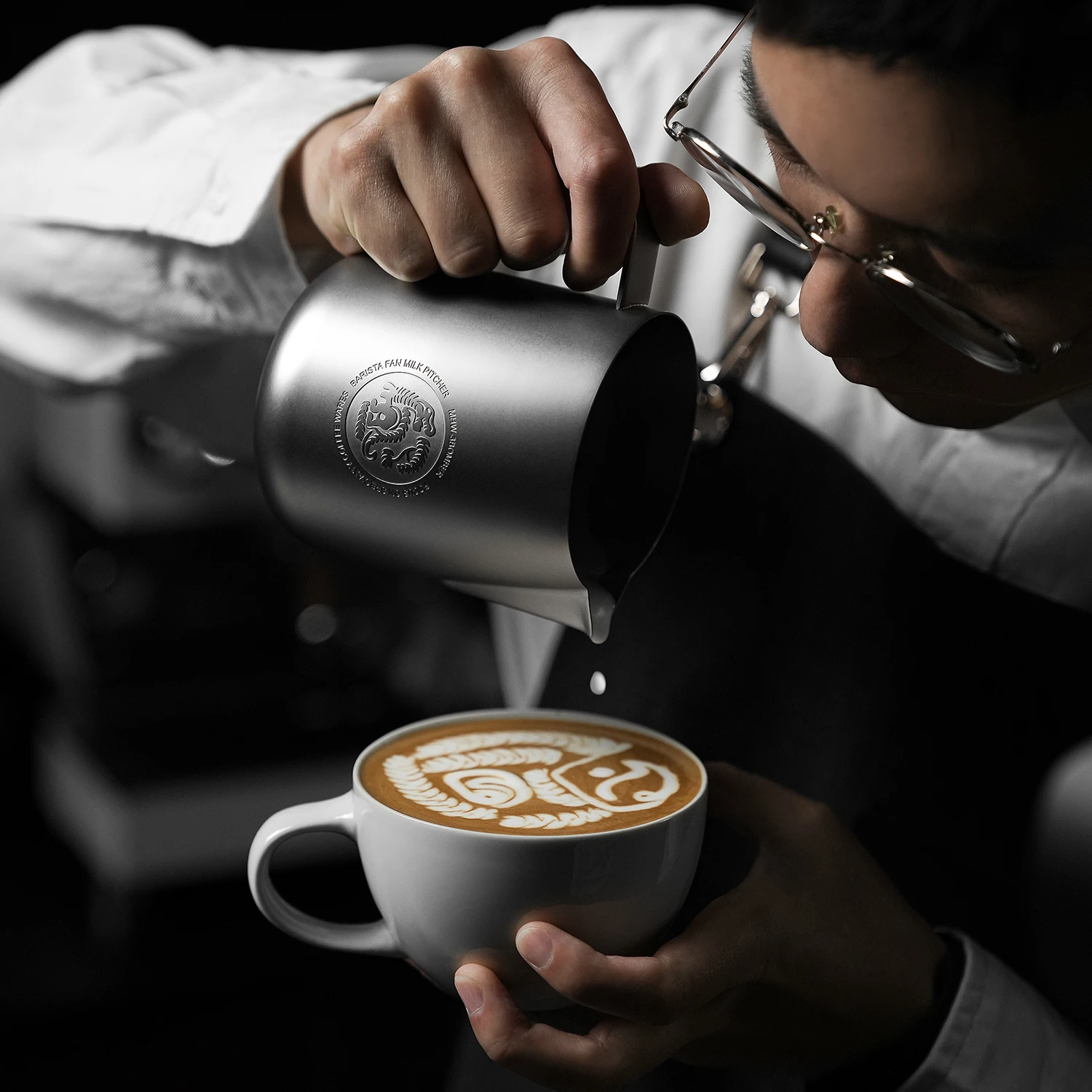 MHW-3BOMBER FF 650 مللي إبريق مزبد الحليب، إبريق حليب باريستا من الفولاذ المقاوم للصدأ الاحترافي لملحقات مقهى القهوة واللاتيه