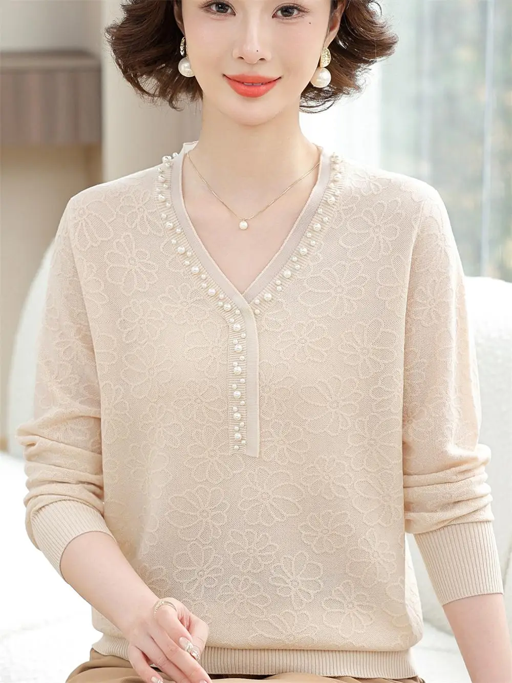 

Модный вязаный тонкий топ для женщин среднего возраста, весенне-осенний, с жемчужной отделкой, свободного кроя, с V-образным вырезом