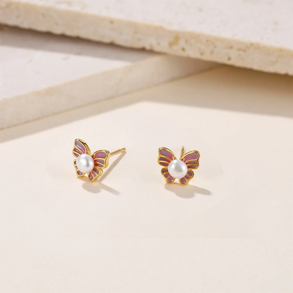 Kolczyki sztyfty z motylami ze srebra próby 925 z perłami słodkowodnymi dla kobiet, pozłacane, z różowymi skrzydłami z emalii, hipoalergiczne.