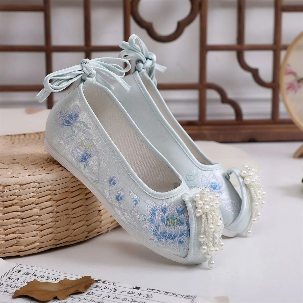 New Ancient Style Hanfu Shoes Women Red Beaded Embroidered Height Increase Round Toe Wedding Shoes Ethnic Chinese Style