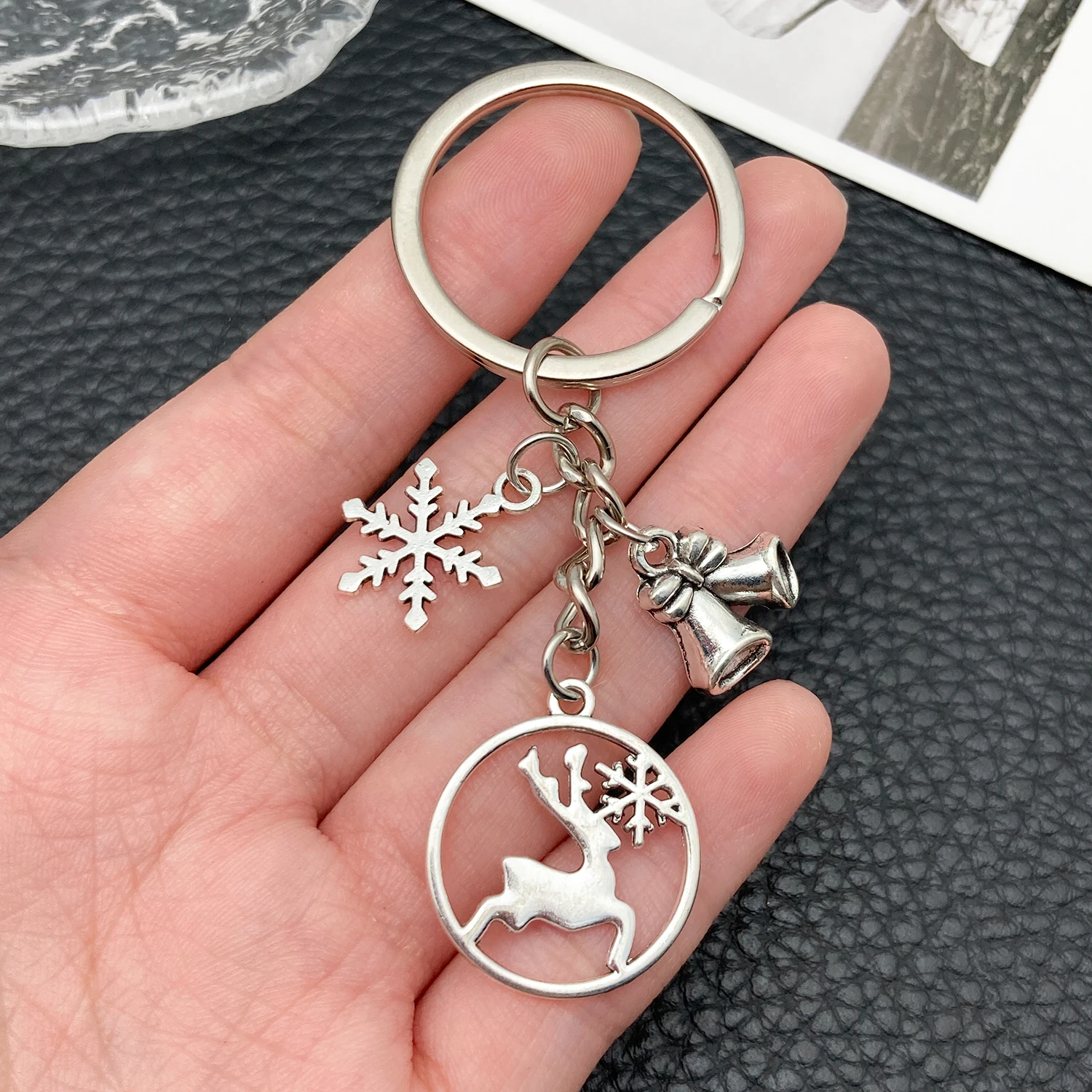 عيد الميلاد المفاتيح، جديد 1 قطعة العتيقة الفضة لطيف الكرتون جرس الرنة ندفة الثلج المينا المفاتيح حلية. #2