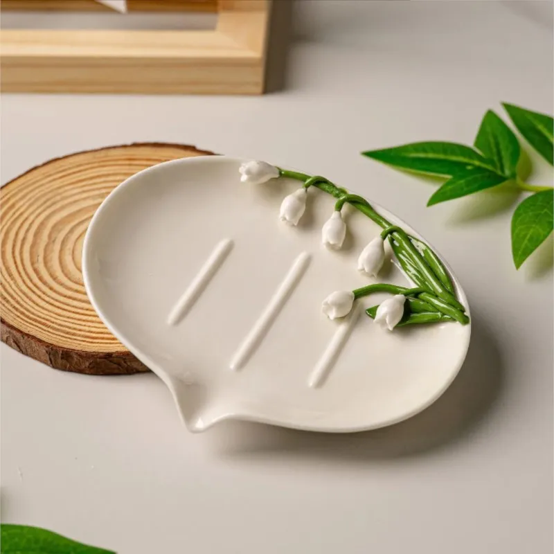 

Creative White Porcelain Ceramic Handmade Lily of the Valley Shaped Soap Box for Home Bathroom Soap Box Soap Storage Rack ZI600
