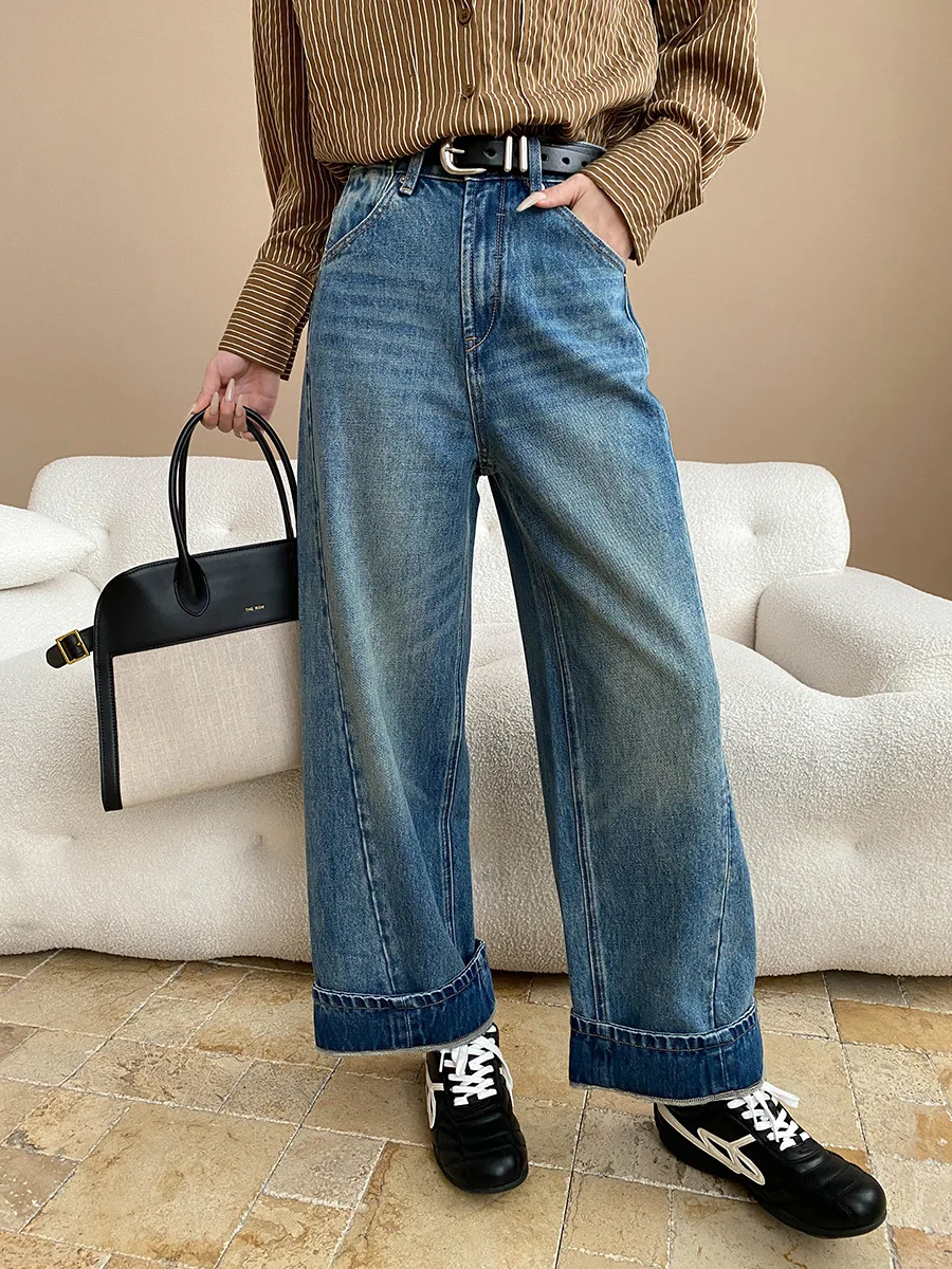 Design alla moda con bordo arrotolato, jeans dimagranti a vita alta, larghi a gamba dritta