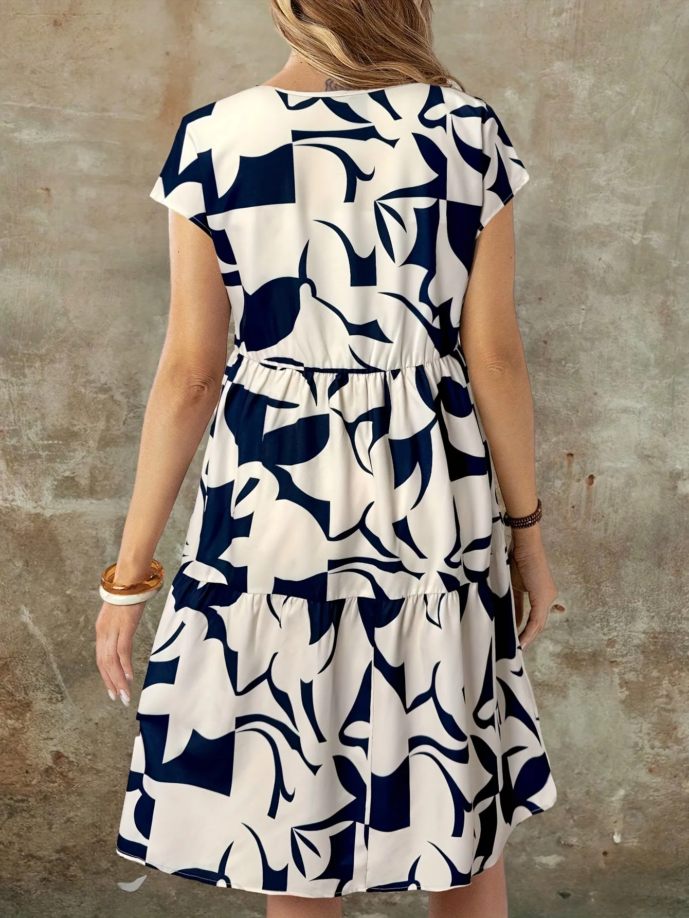 فستان نسائي كاجوال مُزين بطباعة موضة صيف 2025 مطبوع برقبة دائرية وأكمام قصيرة فستان أنيق للنساء