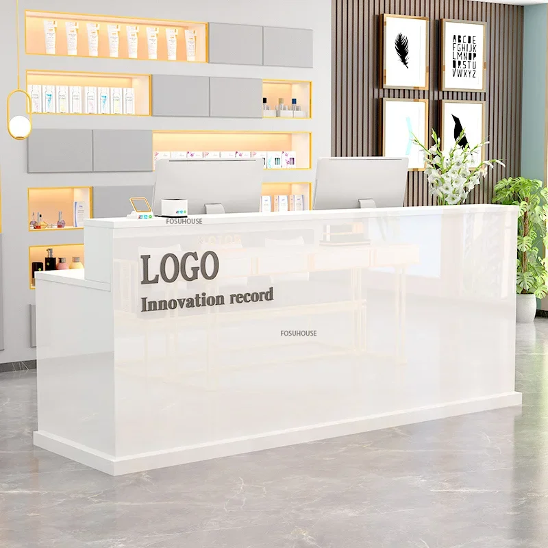 

Экономичная современная компания Передняя оригинальность Высококачественная стойка регистрации Магазин одежды Добро пожаловать Легкая стойка Офисная мебель