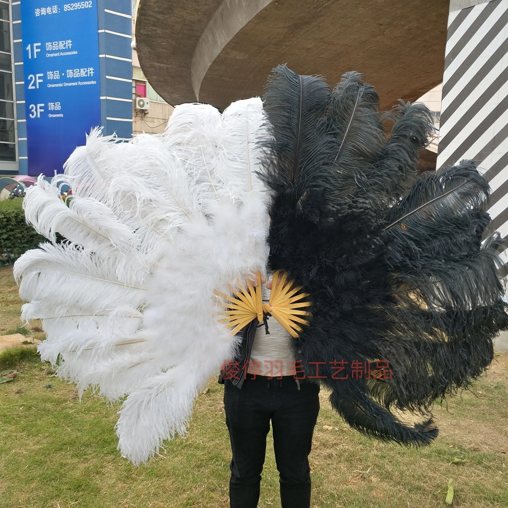 

130CM Fuffly Ostrich Feather Fans Extra Large White Black 13 Bone Handheld Plumes Fan for Wedding Party Stage Performance Props