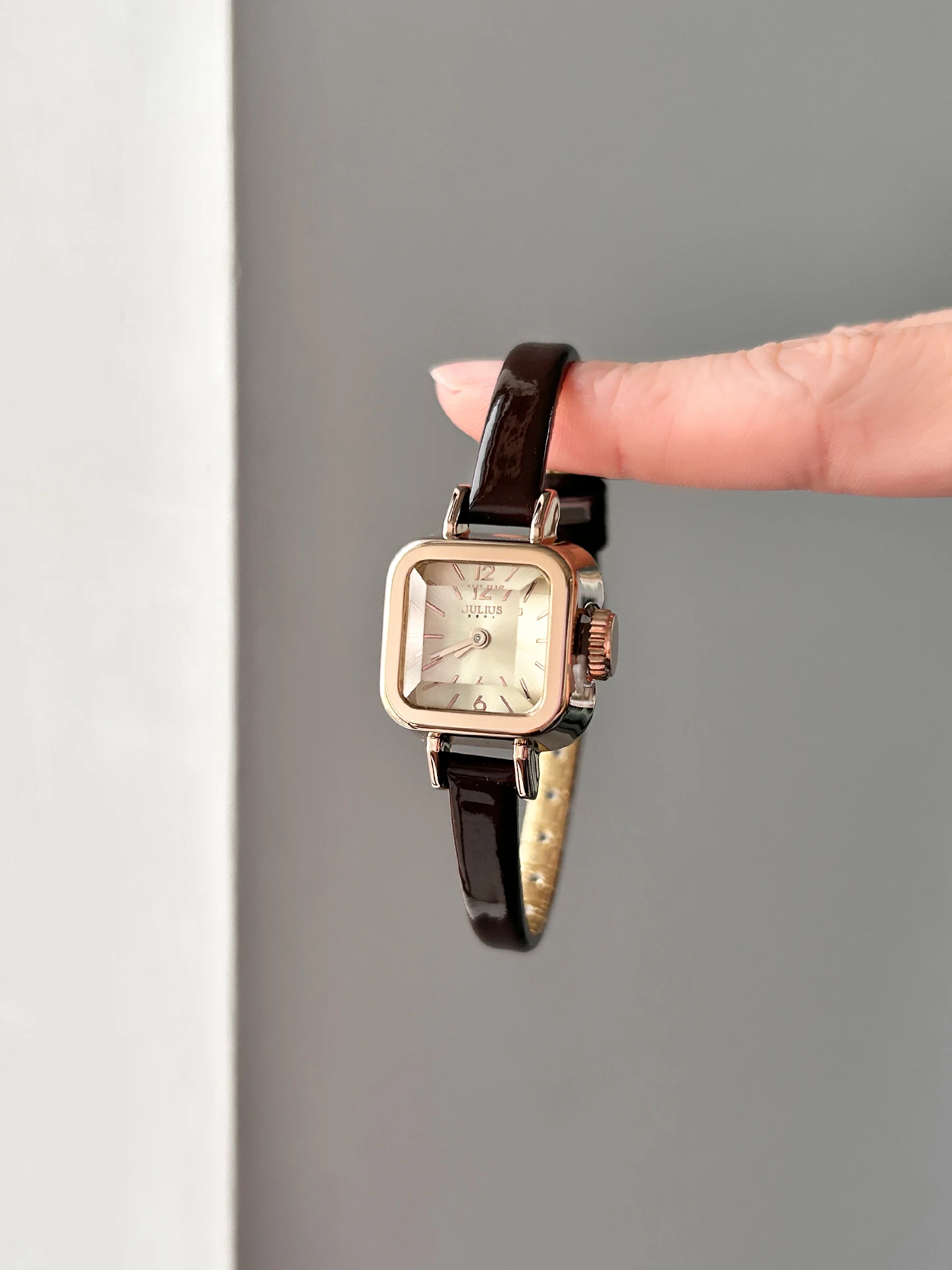 

2025new small female student light luxury simple temperament ladies watch small sugar cube high quality luxury watch ladies gift