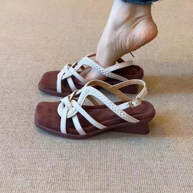 Sandalias de mujer de piel de oveja, estilo nicho retro, con punta cuadrada, tejido hueco, punta abierta, estilo romano, versátiles, ligeras, para pie ancho, extra suaves