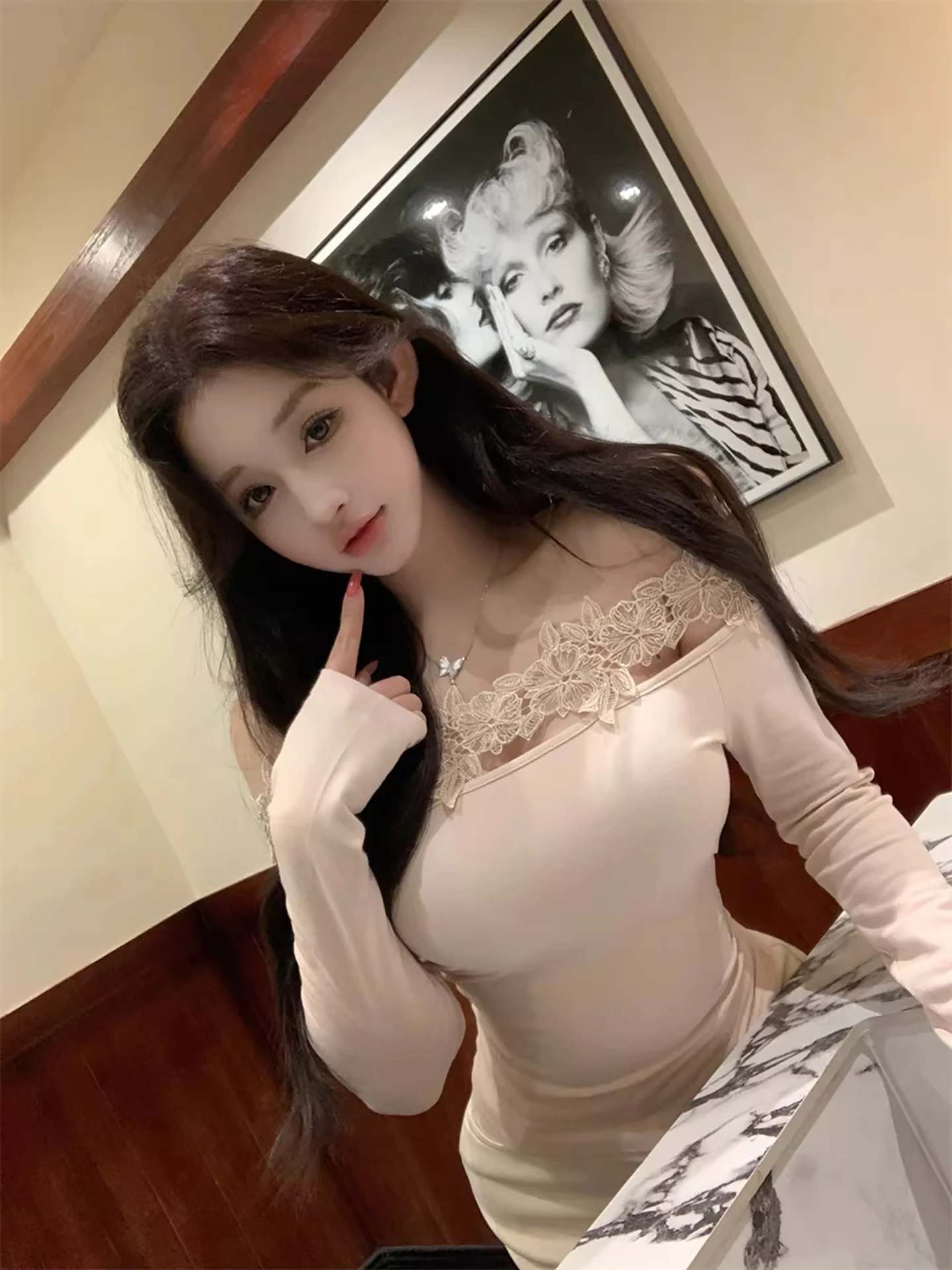 Różowa bluzka z koronkowym wykończeniem, długa, damska, jesienno-zimowa, w stylu pure desire, z jednym ramieniem, bazowa, do noszenia pod spód, pięknie dziergana.