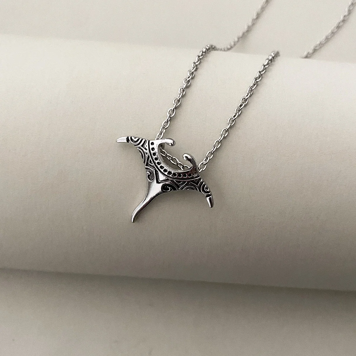 1 / Set of Sea Creatures Elephant Nose Manta Fish Necklace Women Fashion Personality Accessories