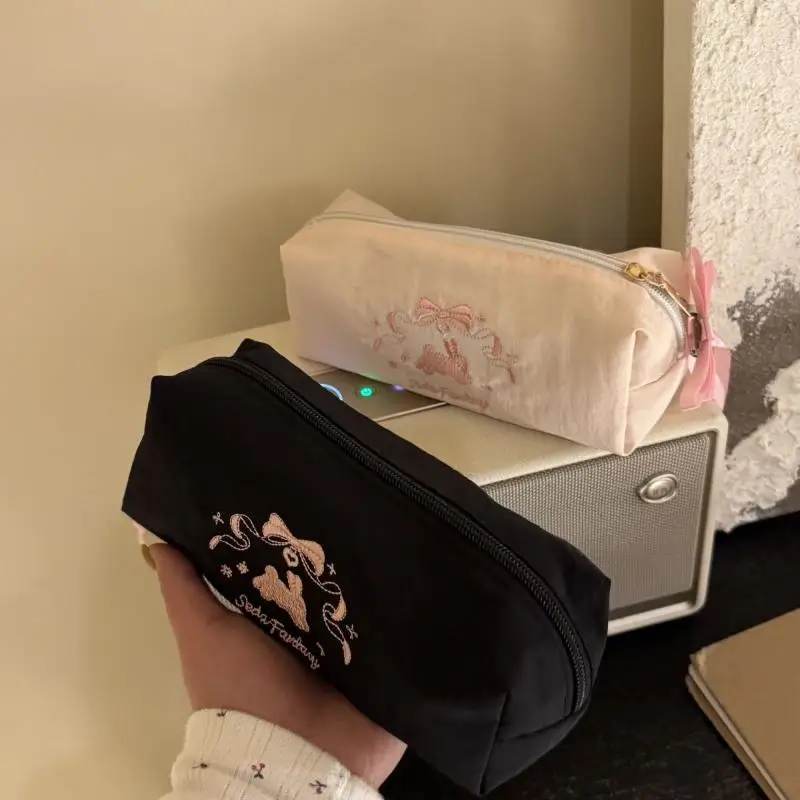 Niedliches Stifteetui aus Nylon mit Stickerei und Spitzenmuster, Hase-Design, großes Fassungsvermögen, wasserdichter Reißverschluss, multifunktionale Kosmetiktasche, Schreibwaren. – Detail 5