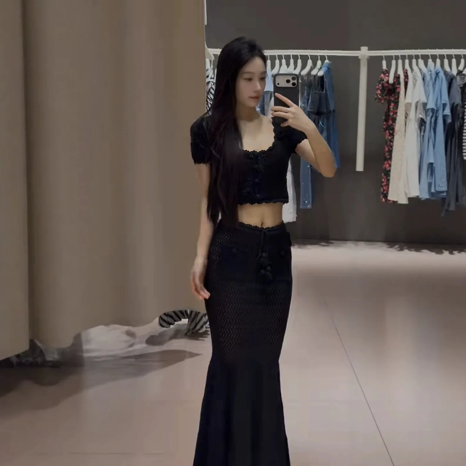 Women's black knitted two-piece suit with puff-sleeved T-shirt top or slim-fitting mid-length skirt