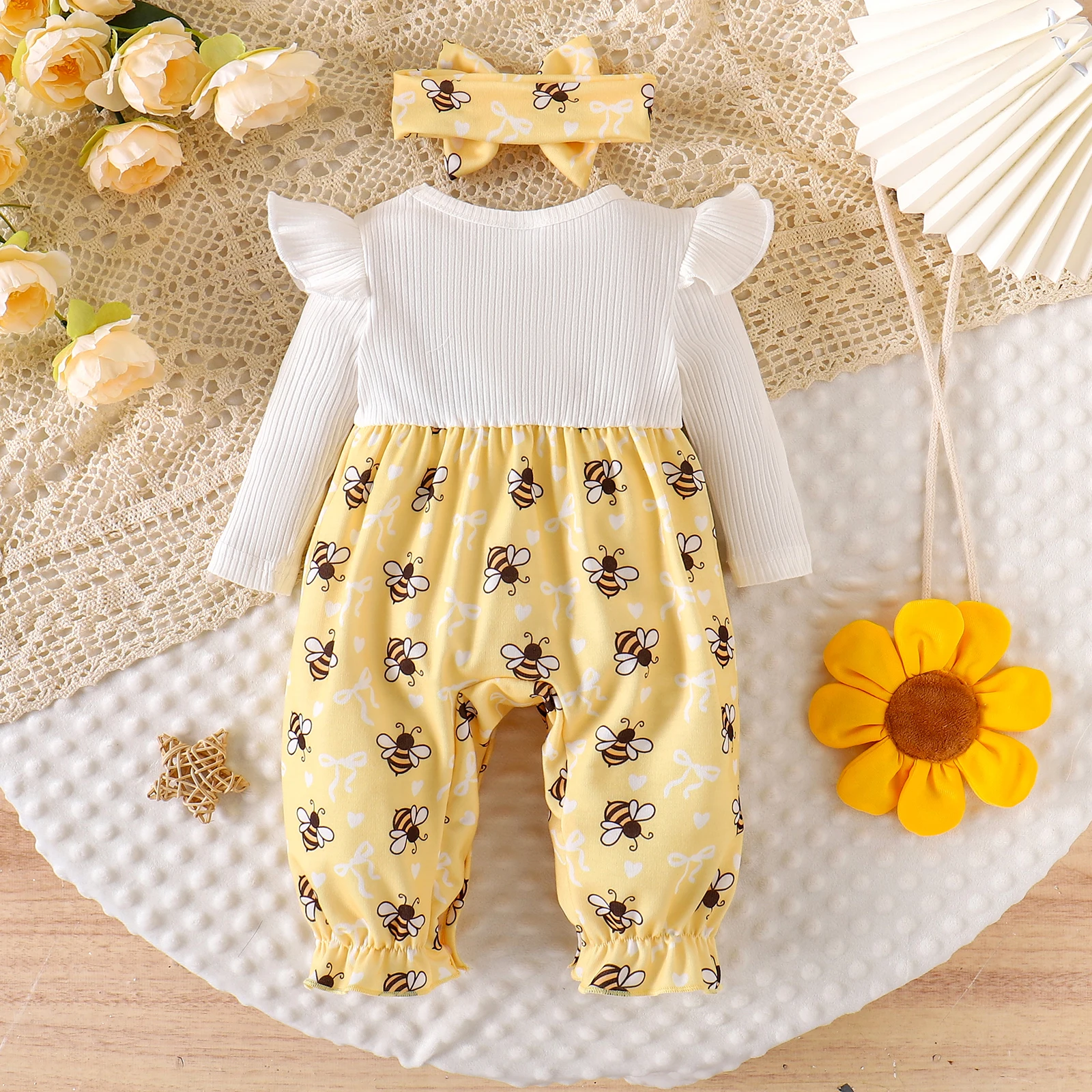 Autumn new style girl sweet and cute 0-1 years old white long-sleeved yellow bee pattern jumpsuit